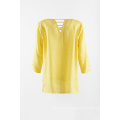 Blusa de lino liso en color amarillo.